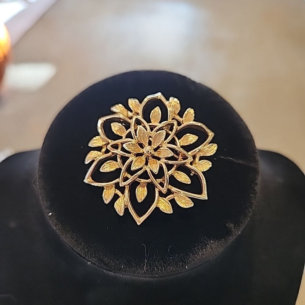 Vintage Gold Tone Sarah Covnetry Signed Flower Brooch Pin, 2", W61 - Picture 1 of 3